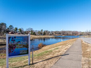 205 W Lake Dr in Dickson, TN - Building Photo - Building Photo