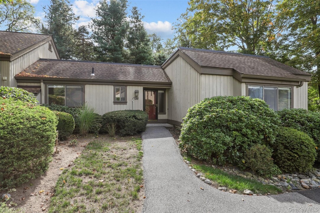 205 Heritage Hills in Somers, NY - Building Photo
