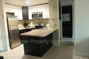 999 N Pacific St in Oceanside, CA - Building Photo