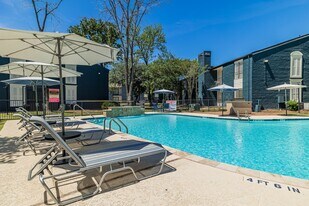 200 Hollow Tree Ln in Houston, TX - Building Photo