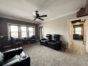 700 W 48th St, Unit 301 in Kansas City, MO - Foto de edificio - Building Photo