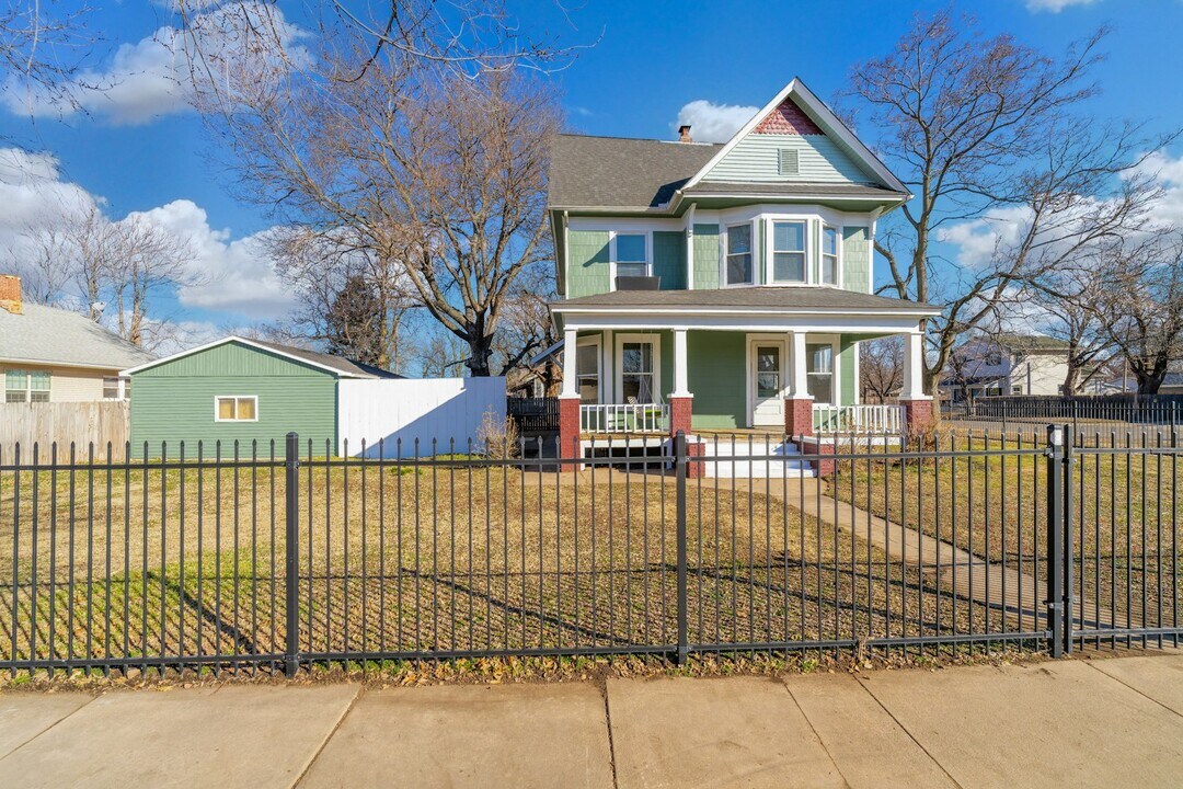 1002 W Univ Ave in Wichita, KS - Building Photo
