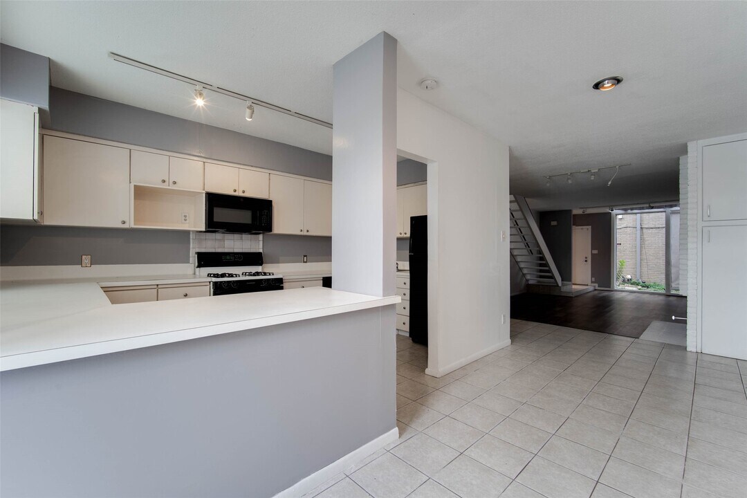 6311 Riverview Way in Houston, TX - Building Photo