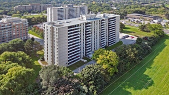 Bayview Square North in Toronto, ON - Building Photo