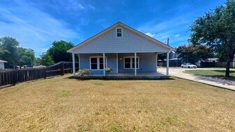 615 1st St in San Marcos, TX - Building Photo