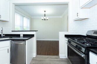 918 Green Bay Rd in Winnetka, IL - Building Photo - Building Photo
