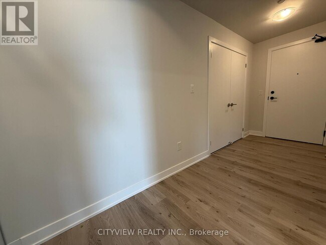 430 Square One Dr in Mississauga, ON - Building Photo - Building Photo