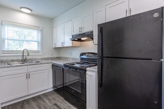 Brynn Marr Village offering 1, 2 and 3 bed... in Jacksonville, NC - Building Photo - Interior Photo