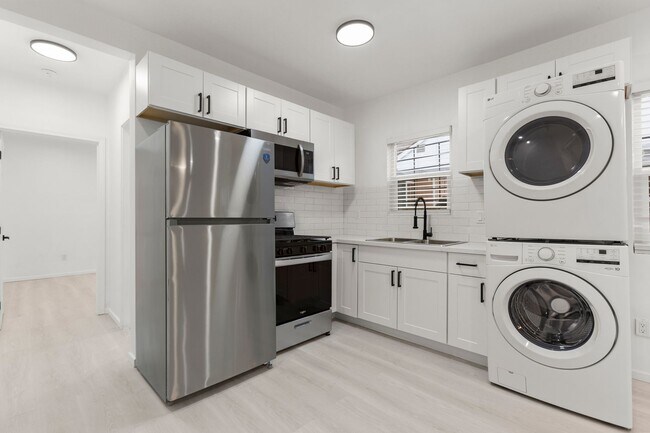 BEAUTIFUL 1 BED 1 BATH in Los Angeles, CA - Building Photo - Interior Photo
