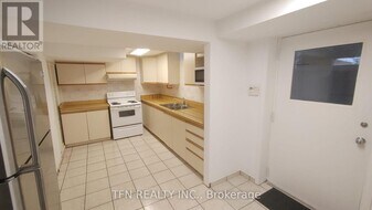 112 Trafalgar Square in Vaughan, ON - Building Photo