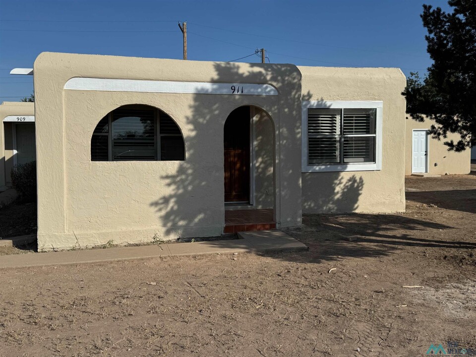 911 Bullock Ct in Artesia, NM - Building Photo