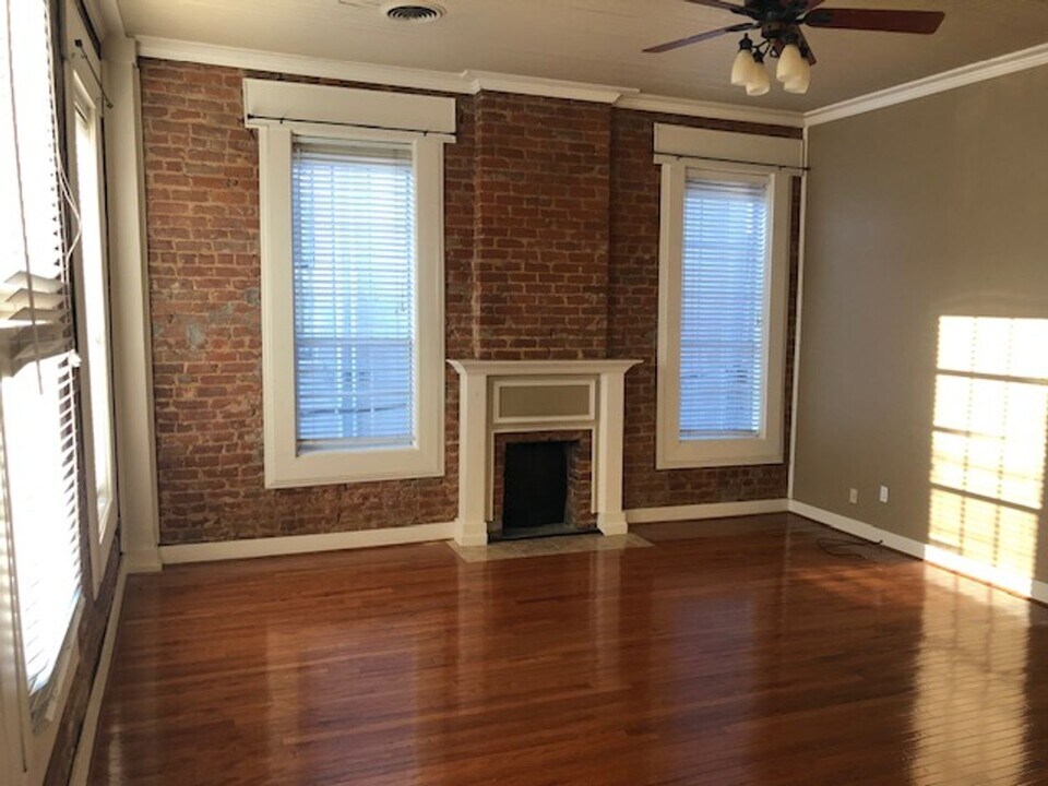 109 N Spring St in Tupelo, MS - Building Photo