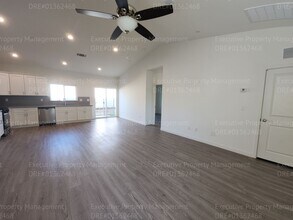 9716 Krista Vineyard Way-Unit -B in Bakersfield, CA - Building Photo - Building Photo
