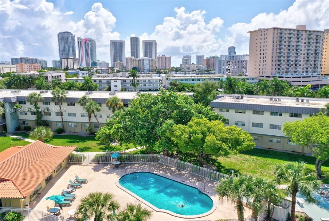 270 Layne Blvd in Hallandale Beach, FL - Building Photo