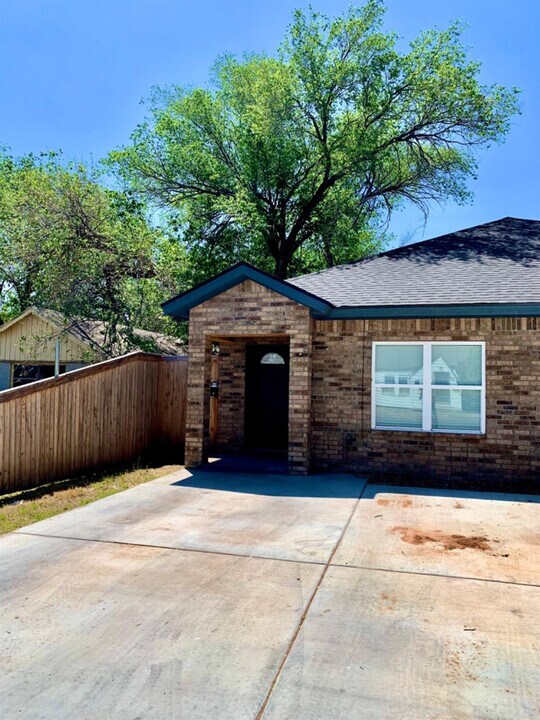 2311 20th St in Lubbock, TX - Building Photo