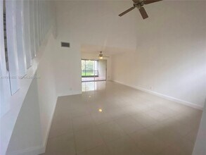 654 Woodgate Cir in Sunrise, FL - Building Photo - Building Photo