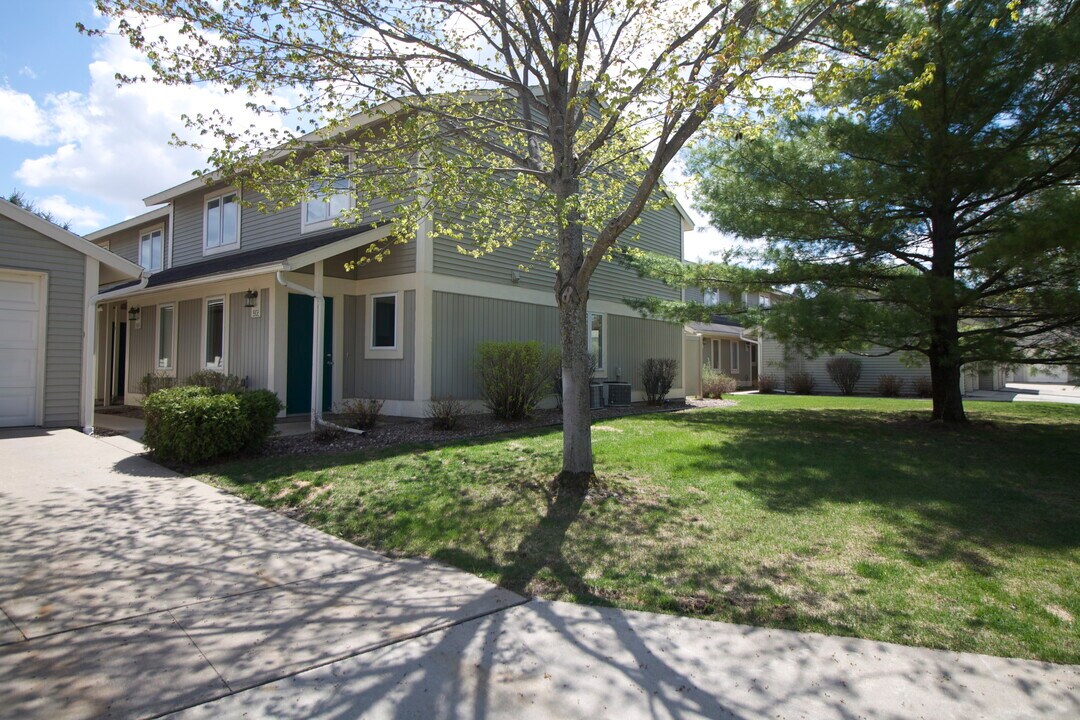 1902 Greenview Pl SW in Rochester, MN - Foto de edificio