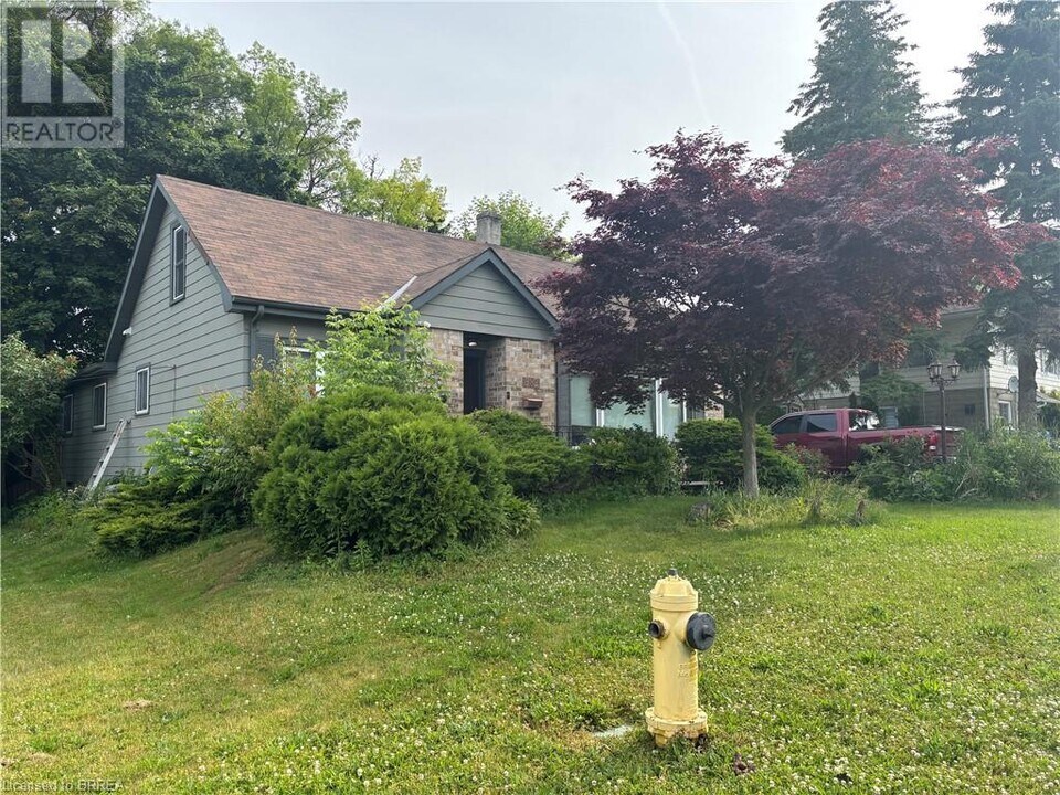 382 Wellington St in Brantford, ON - Building Photo