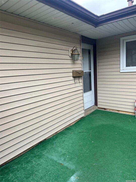 4 Feller Dr in Central Islip, NY - Foto de edificio