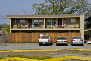 Oak Street Apartments in Denton, TX - Foto de edificio - Building Photo