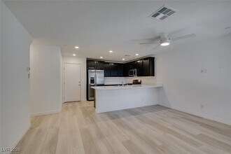 6254 Foxes Dl St in Las Vegas, NV - Foto de edificio - Building Photo