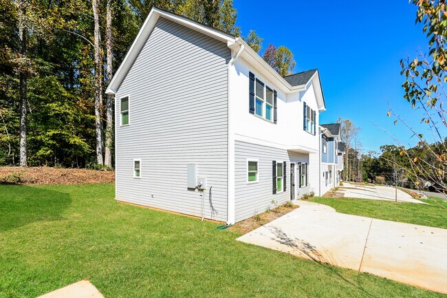 7105 Plott Rd in Charlotte, NC - Building Photo - Building Photo