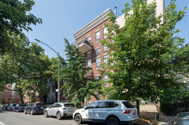 687 Leonard St in Brooklyn, NY - Foto de edificio - Building Photo