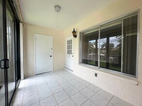 5801 Whispering Pine Way in Greenacres, FL - Foto de edificio - Building Photo