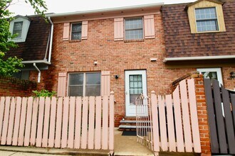 300 S Dogwood Dr in Harrisonburg, VA - Building Photo - Building Photo