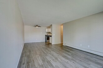 Douglas Terrace Apartments in Racine, WI - Foto de edificio - Building Photo