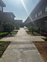 Studio Pointe Apartments in North Hollywood, CA - Foto de edificio - Building Photo