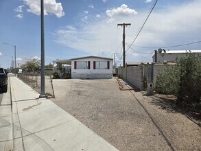 220 Hopi Ln in Henderson, NV - Building Photo - Building Photo