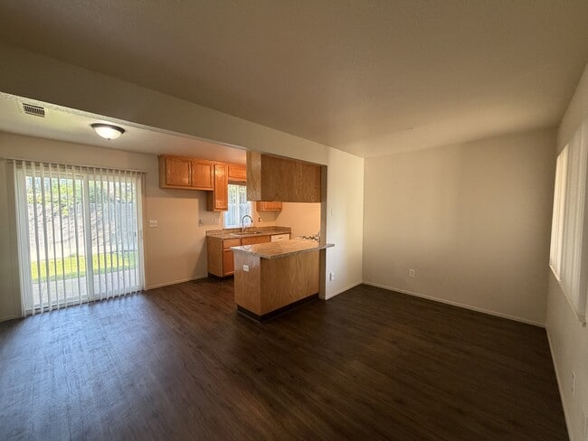 1401 E Rumble Rd in Modesto, CA - Building Photo - Building Photo