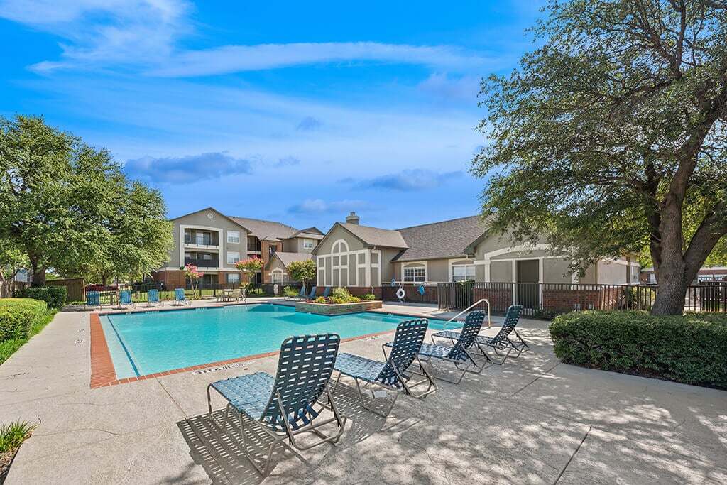 Valley Trails Apartments in Irving, TX - Foto de edificio