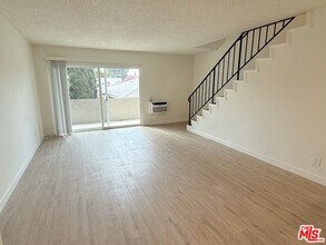 10840 Camarillo St in Los Angeles, CA - Building Photo - Building Photo