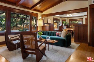 8050 Jovenita Canyon Dr in West Hollywood, CA - Building Photo