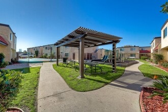 La Roca Plaza in Santee, CA - Foto de edificio - Building Photo