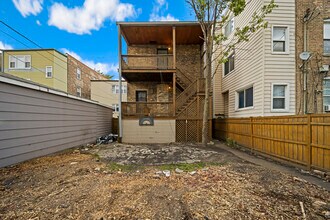 2325 W Rice St, Unit 1R in Chicago, IL - Building Photo - Building Photo