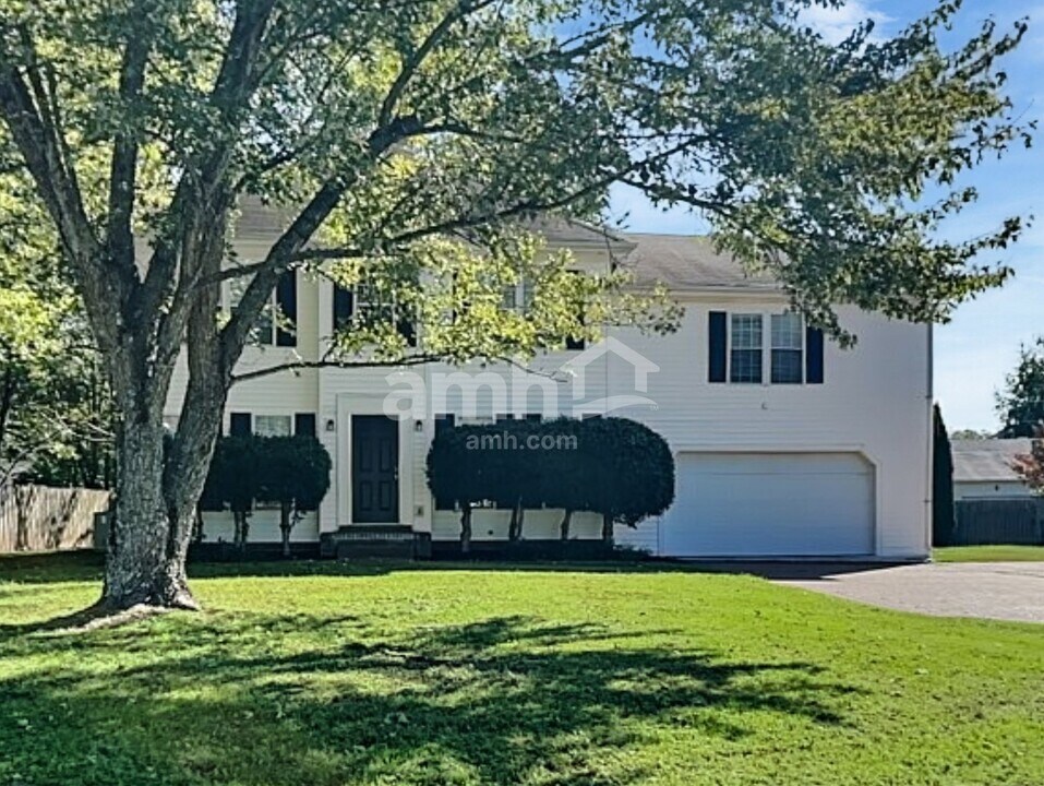 2814 Sutherland Dr in Thompson's Station, TN - Foto de edificio