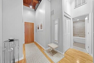 525 W Superior St in Chicago, IL - Building Photo - Building Photo
