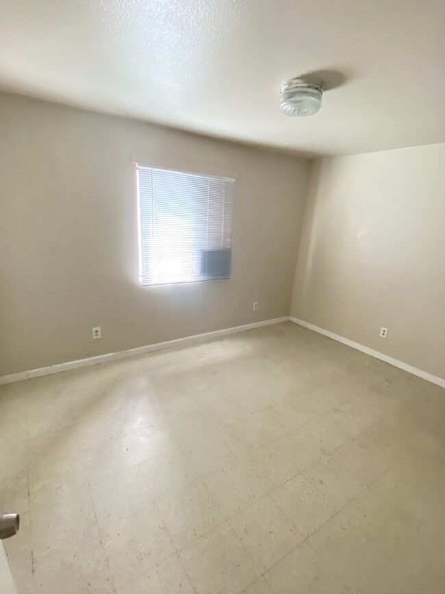 117 Asti St in Delano, CA - Building Photo - Building Photo