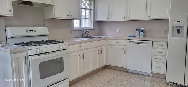 76 B Ashwood Rd in Port Washington, NY - Building Photo - Building Photo