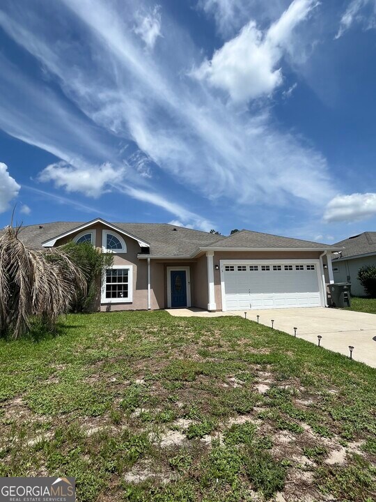 213 Royal Palms Ave in Kingsland, GA - Building Photo