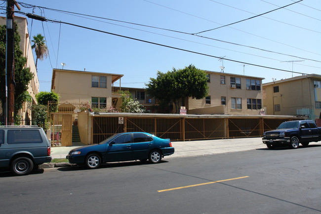 2715 San Marino St in Los Angeles, CA - Building Photo - Building Photo