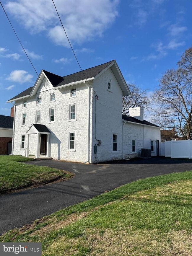 540 W Springfield Rd in Springfield, PA - Building Photo - Building Photo