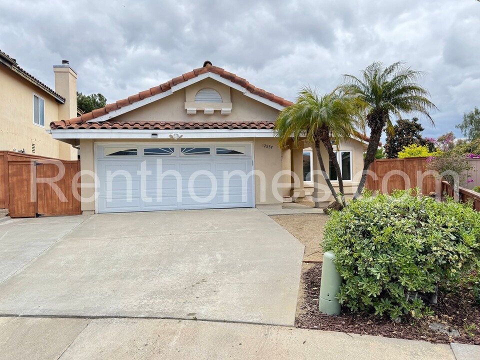 12837 Gambusa Way in San Diego, CA - Foto de edificio