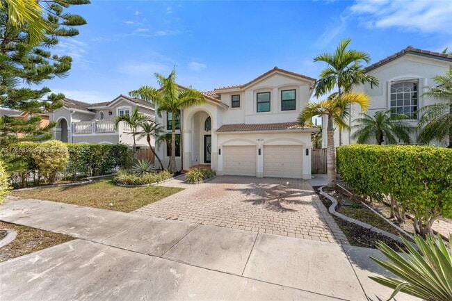 14024 SW 154th St in Miami, FL - Foto de edificio - Building Photo