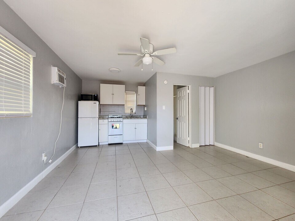 317 Country Club Oval in Daytona Beach, FL - Building Photo