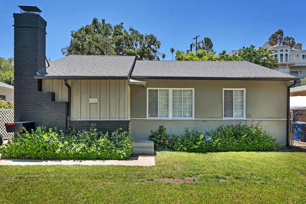 5125 Canoga Ave in Woodland Hills, CA - Building Photo