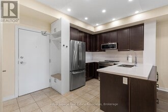 570 Lolita Gardens in Mississauga, ON - Building Photo - Building Photo